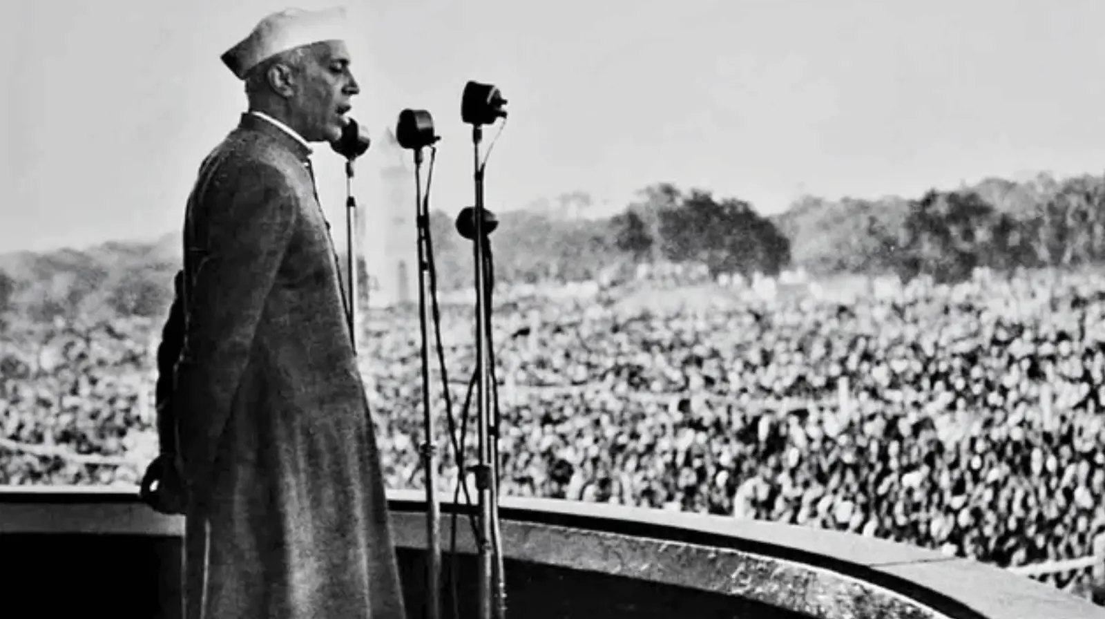 Jawaharlal Nehru ending his historic Red Fort speech with Jai Hind after independence